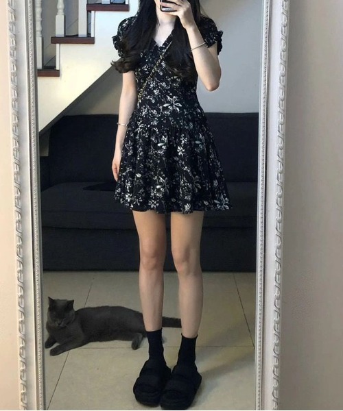 &soiree(アンドソワレ)の「Vネックフリル袖花柄半袖ミニワンピース(ワンピース・レディース・ブラック/ホワイト・SMALL/MEDIUM/LARGE/X-LARGE)」の4枚目の写真