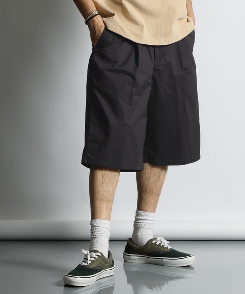 The DUFFER of ST.GEORGE（ザダファーオブセントジョージ）の「C/N STRETCH ONE TUCK BAGGY SHORTS：バギータックショーツ / ワイドショーツ / ドライタッチ / 膝下丈（その他パンツ・メンズ・ブラック/カーキ・X-LARGE/LARGE/MEDIUM）」の2枚目の写真