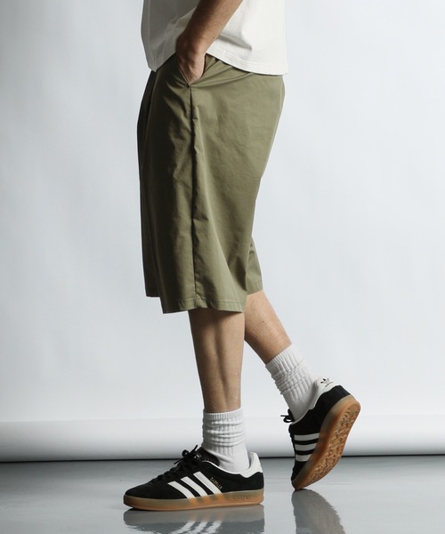 The DUFFER of ST.GEORGE（ザダファーオブセントジョージ）の「C/N STRETCH ONE TUCK BAGGY SHORTS：バギータックショーツ / ワイドショーツ / ドライタッチ / 膝下丈（その他パンツ・メンズ・ブラック/カーキ・X-LARGE/LARGE/MEDIUM）」の7枚目の写真