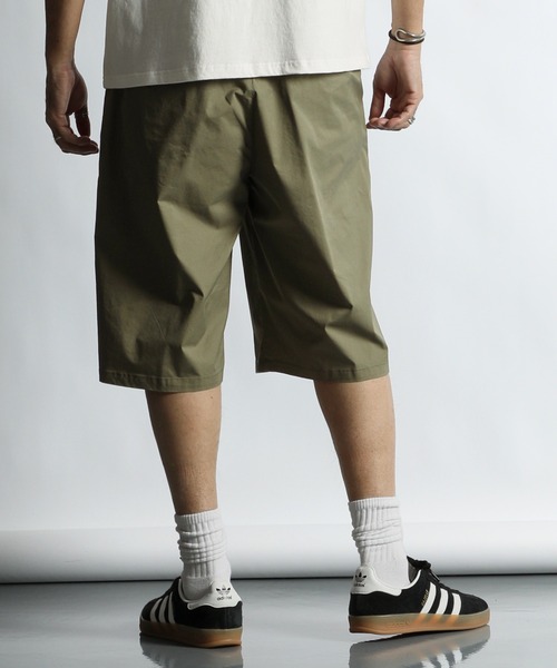 The DUFFER of ST.GEORGE（ザダファーオブセントジョージ）の「C/N STRETCH ONE TUCK BAGGY SHORTS：バギータックショーツ / ワイドショーツ / ドライタッチ / 膝下丈（その他パンツ・メンズ・ブラック/カーキ・X-LARGE/LARGE/MEDIUM）」の8枚目の写真