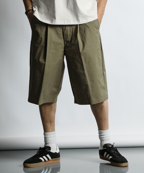 The DUFFER of ST.GEORGE（ザダファーオブセントジョージ）の「C/N STRETCH ONE TUCK BAGGY SHORTS：バギータックショーツ / ワイドショーツ / ドライタッチ / 膝下丈（その他パンツ・メンズ・ブラック/カーキ・X-LARGE/LARGE/MEDIUM）」の5枚目の写真