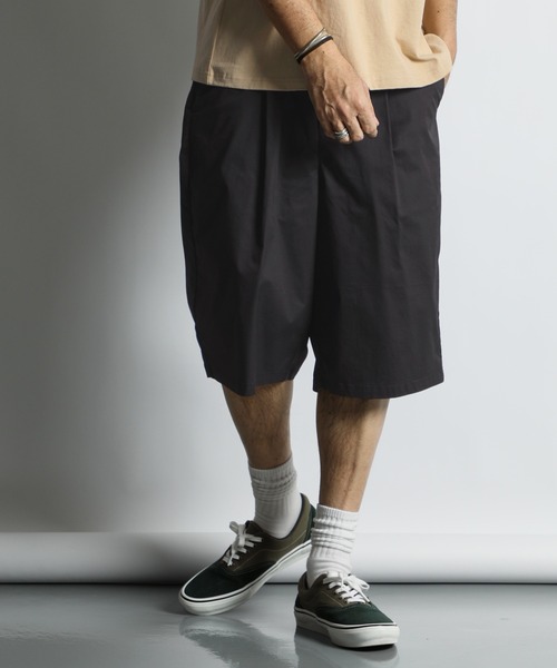 The DUFFER of ST.GEORGE（ザダファーオブセントジョージ）の「C/N STRETCH ONE TUCK BAGGY SHORTS：バギータックショーツ / ワイドショーツ / ドライタッチ / 膝下丈（その他パンツ・メンズ・ブラック/カーキ・X-LARGE/LARGE/MEDIUM）」の3枚目の写真