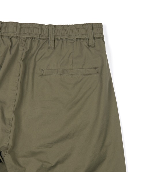 The DUFFER of ST.GEORGE（ザダファーオブセントジョージ）の「C/N STRETCH ONE TUCK BAGGY SHORTS：バギータックショーツ / ワイドショーツ / ドライタッチ / 膝下丈（その他パンツ・メンズ・ブラック/カーキ・X-LARGE/LARGE/MEDIUM）」の13枚目の写真