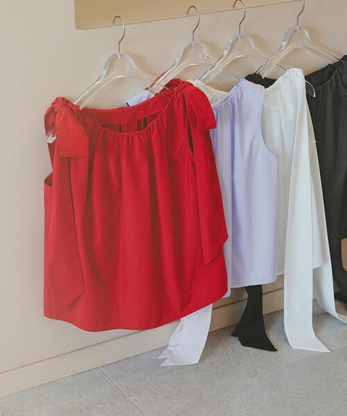 NATURAL BEAUTY BASIC(ナチュラルビューティーベーシック)の「【sweet掲載】【ちょうど、いい服】ときめきリボンブラウス(シャツ/ブラウス・レディース・オフホワイト/ブラック/レッド/ブルー・MEDIUM/SMALL)」の4枚目の写真