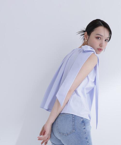 NATURAL BEAUTY BASIC(ナチュラルビューティーベーシック)の「【sweet掲載】【ちょうど、いい服】ときめきリボンブラウス(シャツ/ブラウス・レディース・オフホワイト/ブラック/レッド/ブルー・MEDIUM/SMALL)」の3枚目の写真
