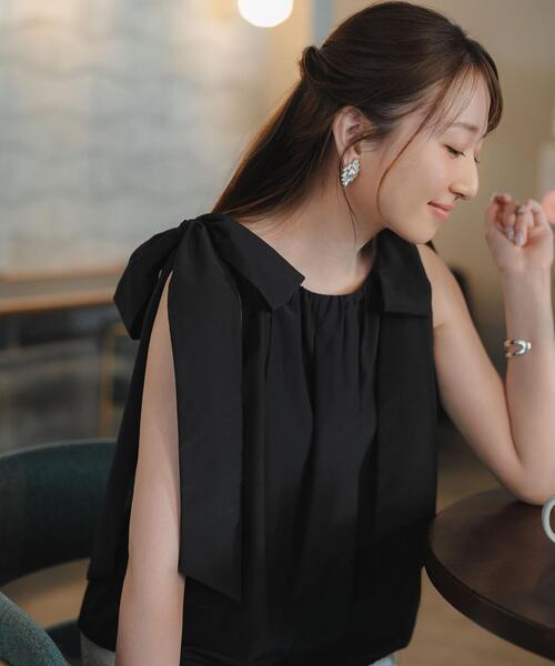 NATURAL BEAUTY BASIC(ナチュラルビューティーベーシック)の「【sweet掲載】【ちょうど、いい服】ときめきリボンブラウス(シャツ/ブラウス・レディース・オフホワイト/ブラック/レッド/ブルー・MEDIUM/SMALL)」の1枚目の写真