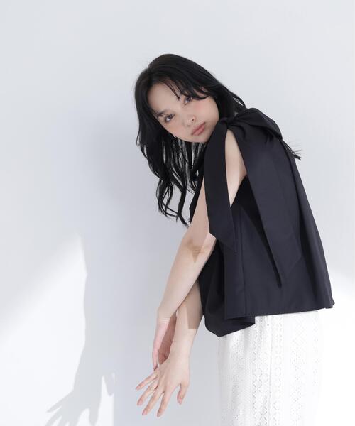 NATURAL BEAUTY BASIC(ナチュラルビューティーベーシック)の「【sweet掲載】【ちょうど、いい服】ときめきリボンブラウス(シャツ/ブラウス・レディース・オフホワイト/ブラック/レッド/ブルー・MEDIUM/SMALL)」の21枚目の写真