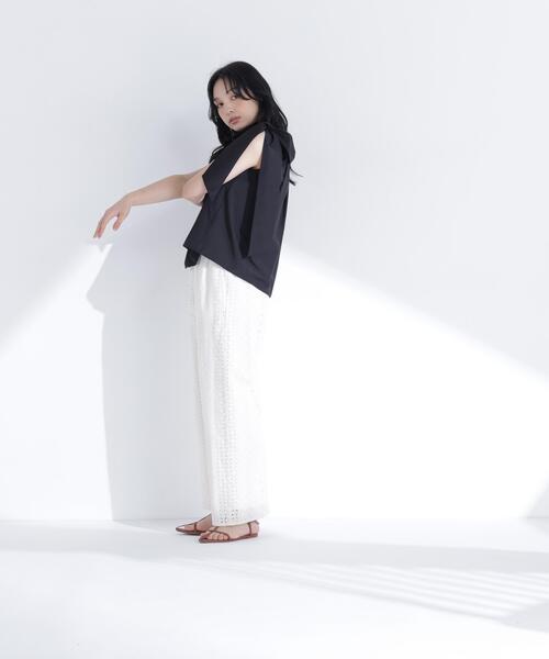 NATURAL BEAUTY BASIC(ナチュラルビューティーベーシック)の「【sweet掲載】【ちょうど、いい服】ときめきリボンブラウス(シャツ/ブラウス・レディース・オフホワイト/ブラック/レッド/ブルー・MEDIUM/SMALL)」の11枚目の写真