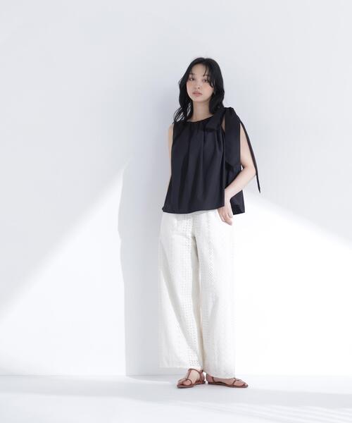 NATURAL BEAUTY BASIC(ナチュラルビューティーベーシック)の「【sweet掲載】【ちょうど、いい服】ときめきリボンブラウス(シャツ/ブラウス・レディース・オフホワイト/ブラック/レッド/ブルー・MEDIUM/SMALL)」の13枚目の写真