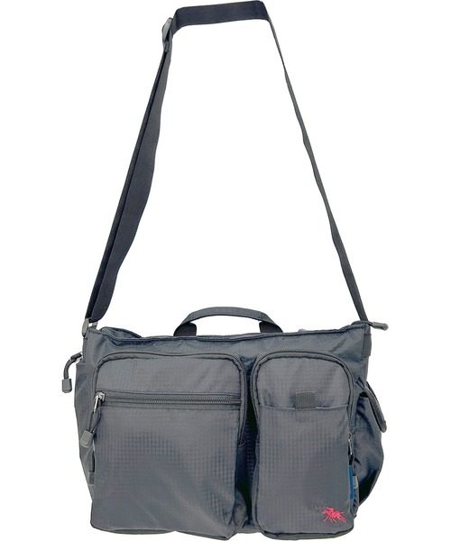 POLOCHAMPS(ポロチャンプス)の「POLOCHAMPS/ポロチャンプス 多機能 横型ショルダーバッグ/B5サイズ対応/リップストップ(ショルダーバッグ・メンズ・ブラック/グレー・FREE)」の1枚目の写真