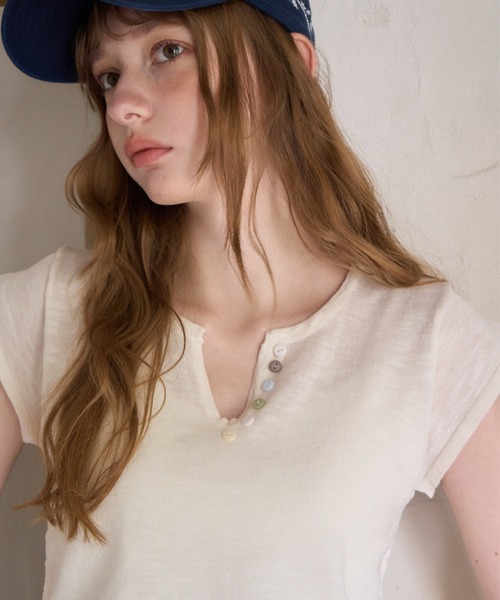 Birthday room(バースデイルーム)の「アソートボタンVネックT/Assorted Button V-Neck T-Shirt(Tシャツ/カットソー・レディース・ホワイト/ピンク/ライトブルー・FREE)」の2枚目の写真