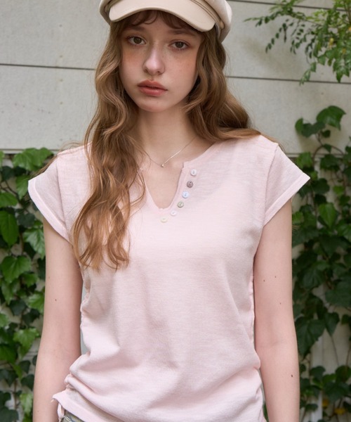 Birthday room(バースデイルーム)の「アソートボタンVネックT/Assorted Button V-Neck T-Shirt(Tシャツ/カットソー・レディース・ホワイト/ピンク/ライトブルー・FREE)」の3枚目の写真