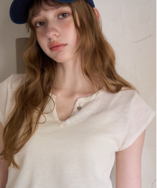 Birthday room(バースデイルーム)の「アソートボタンVネックT/Assorted Button V-Neck T-Shirt(Tシャツ/カットソー・レディース・ホワイト/ピンク/ライトブルー・FREE)」の6枚目の写真
