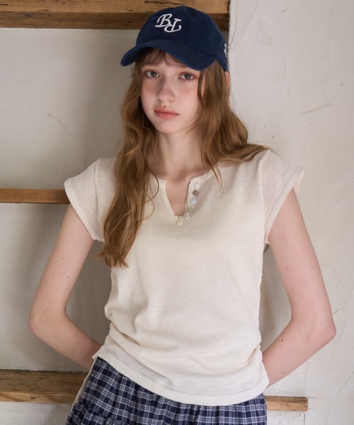 Birthday room(バースデイルーム)の「アソートボタンVネックT/Assorted Button V-Neck T-Shirt(Tシャツ/カットソー・レディース・ホワイト/ピンク/ライトブルー・FREE)」の7枚目の写真