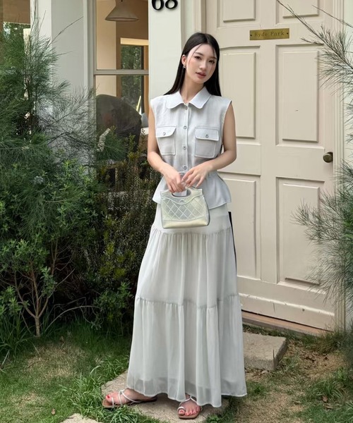 DRESS PLUS(ドレスプラス)の「ベルテッド ブラウス&ティアードスカート セットアップ(セットアップ・レディース・オートミール/ライトグレー・M/L)」の3枚目の写真
