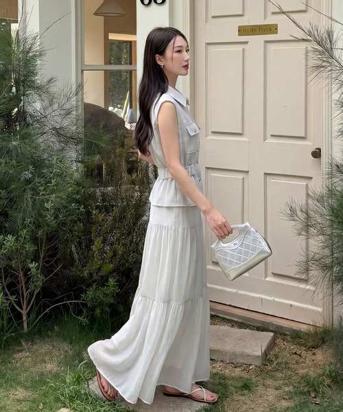DRESS PLUS(ドレスプラス)の「ベルテッド ブラウス&ティアードスカート セットアップ(セットアップ・レディース・オートミール/ライトグレー・M/L)」の4枚目の写真