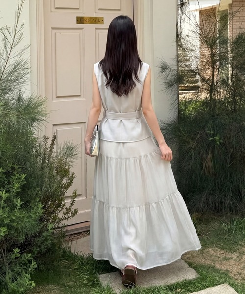 DRESS PLUS(ドレスプラス)の「ベルテッド ブラウス&ティアードスカート セットアップ(セットアップ・レディース・オートミール/ライトグレー・M/L)」の5枚目の写真