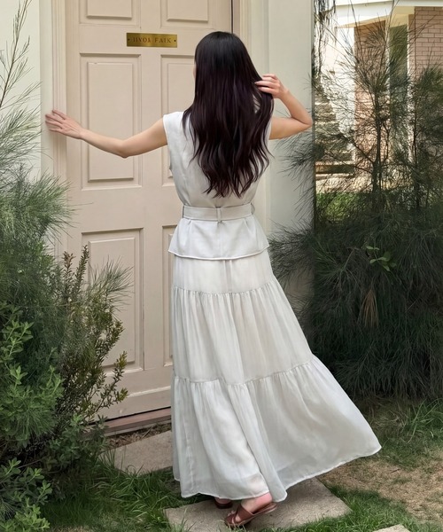 DRESS PLUS(ドレスプラス)の「ベルテッド ブラウス&ティアードスカート セットアップ(セットアップ・レディース・オートミール/ライトグレー・M/L)」の6枚目の写真