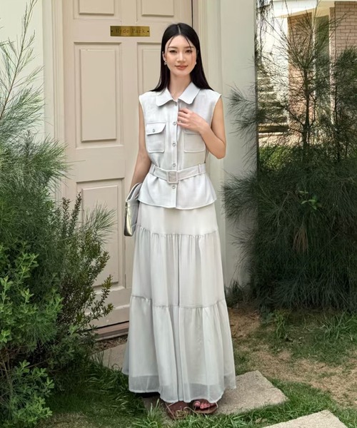 DRESS PLUS(ドレスプラス)の「ベルテッド ブラウス&ティアードスカート セットアップ(セットアップ・レディース・オートミール/ライトグレー・M/L)」の7枚目の写真