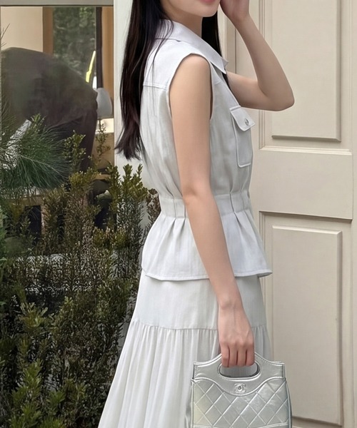 DRESS PLUS(ドレスプラス)の「ベルテッド ブラウス&ティアードスカート セットアップ(セットアップ・レディース・オートミール/ライトグレー・M/L)」の9枚目の写真