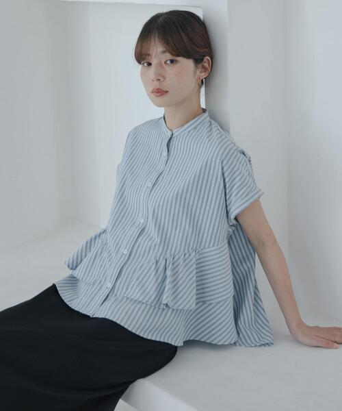 URBAN RESEARCH Sonny Label(アーバンリサーチサニーレーベル)の「『WEB限定』バンドカラーフリルストライプ半袖シャツ(シャツ/ブラウス・レディース・ブルー系その他/ブラウン系その他/ホワイト系その他・FREE)」の1枚目の写真