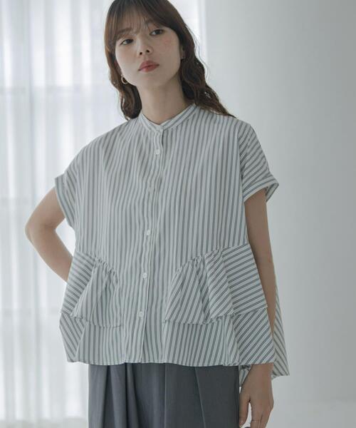 URBAN RESEARCH Sonny Label(アーバンリサーチサニーレーベル)の「『WEB限定』バンドカラーフリルストライプ半袖シャツ(シャツ/ブラウス・レディース・ブルー系その他/ブラウン系その他/ホワイト系その他・FREE)」の5枚目の写真