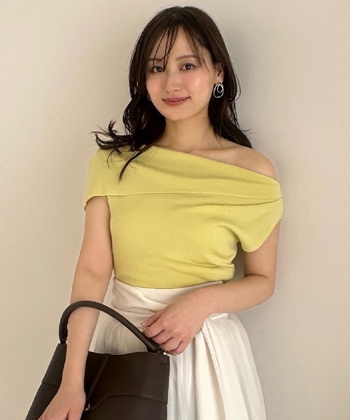 SNIDEL(スナイデル)の「アシメデザインニットプルオーバー(ニット/セーター・レディース・ホワイト/ブラック/ライム/ライトベージュ・F)」の4枚目の写真