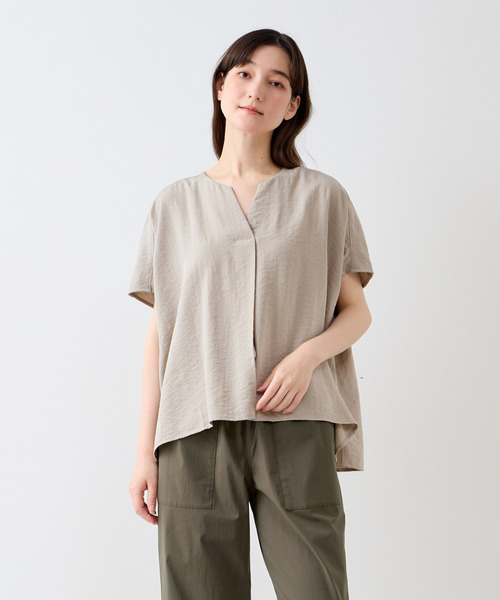 LOGEMENT DE CLAIRE(ロジュモンドクレール)の「キーネックブラウス(シャツ/ブラウス・レディース・グレー/オフホワイト/サックスブルー・FREE)」の2枚目の写真