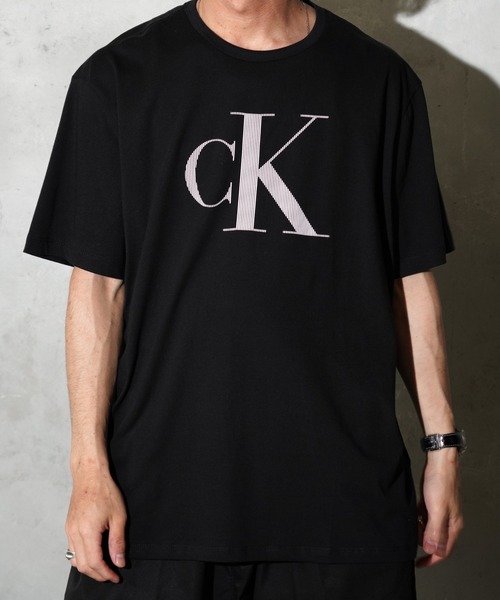 Calvin Klein(カルバン・クライン)の「Calvin Klein カルバンクライン / PRINTED LOGO TEE ロゴTシャツ(Tシャツ/カットソー・メンズ・その他1/ブラック系その他/ブラック系その他2/その他2/ブラック/ブラック系その他3・MEDIUM/LARGE/X-LARGE/SMALL)」の11枚目の写真