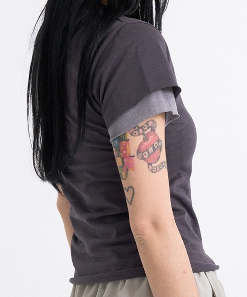 raucohouse(ラウコハウス)の「レイヤード半袖クロップドTシャツ(Tシャツ/カットソー・レディース・カーキ/チャコール/ネイビー・FREE)」の7枚目の写真