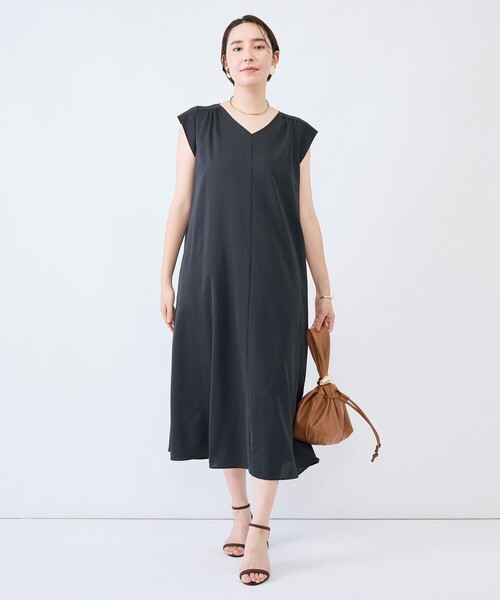 NOLLEY’S(ノーリーズ)の「《UVカット》ウォッシャブルVネックギャザーワンピース(ワンピース・レディース・ブラウン/ブラック・36/38)」の2枚目の写真