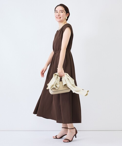 NOLLEY’S(ノーリーズ)の「《UVカット》ウォッシャブルVネックギャザーワンピース(ワンピース・レディース・ブラウン/ブラック・36/38)」の4枚目の写真