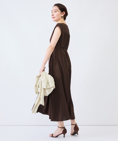 NOLLEY’S(ノーリーズ)の「《UVカット》ウォッシャブルVネックギャザーワンピース(ワンピース・レディース・ブラウン/ブラック・36/38)」の6枚目の写真