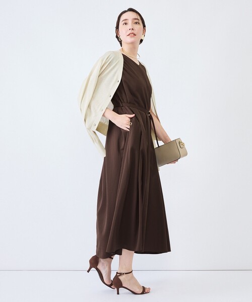 NOLLEY’S(ノーリーズ)の「《UVカット》ウォッシャブルVネックギャザーワンピース(ワンピース・レディース・ブラウン/ブラック・36/38)」の14枚目の写真