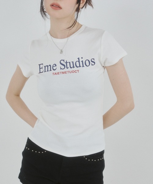 ENVYM(アンビー)の「バストロゴプリントTシャツ(Tシャツ/カットソー・レディース・ブラック/イエロー/ホワイト・FREE)」の1枚目の写真
