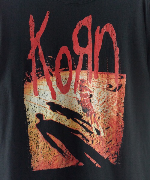 ROOPTOKYO(ループトウキョウ)の「KORN/コーン UNISEX T-SHIRT: SHADOW PLAYGROUND (BLACK) バンドTシャツ プリントTシャツ 半袖 クルーネック ロック ストリート メンズ レディース 秋 秋服 2026年秋冬(Tシャツ/カットソー・メンズ・ブラック・S/M/L/XL)」の3枚目の写真