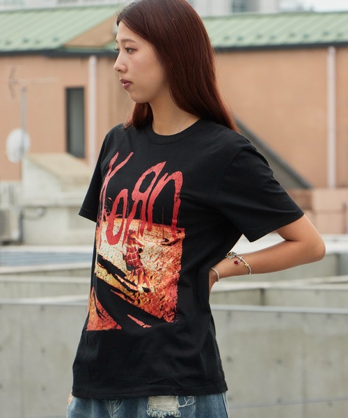 ROOPTOKYO(ループトウキョウ)の「KORN/コーン UNISEX T-SHIRT: SHADOW PLAYGROUND (BLACK) バンドTシャツ プリントTシャツ 半袖 クルーネック ロック ストリート メンズ レディース 秋 秋服 2026年秋冬(Tシャツ/カットソー・メンズ・ブラック・S/M/L/XL)」の10枚目の写真