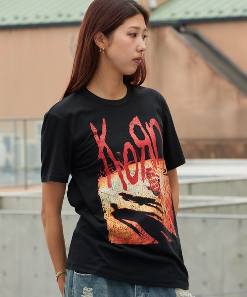 ROOPTOKYO(ループトウキョウ)の「KORN/コーン UNISEX T-SHIRT: SHADOW PLAYGROUND (BLACK) バンドTシャツ プリントTシャツ 半袖 クルーネック ロック ストリート メンズ レディース 秋 秋服 2026年秋冬(Tシャツ/カットソー・メンズ・ブラック・S/M/L/XL)」の11枚目の写真