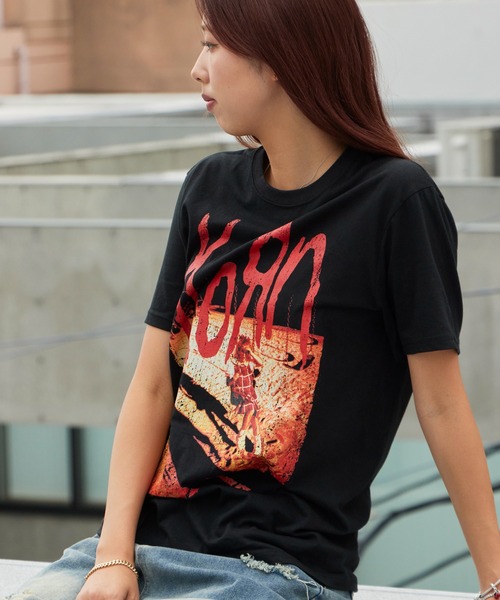 ROOPTOKYO(ループトウキョウ)の「KORN/コーン UNISEX T-SHIRT: SHADOW PLAYGROUND (BLACK) バンドTシャツ プリントTシャツ 半袖 クルーネック ロック ストリート メンズ レディース 秋 秋服 2026年秋冬(Tシャツ/カットソー・メンズ・ブラック・S/M/L/XL)」の9枚目の写真