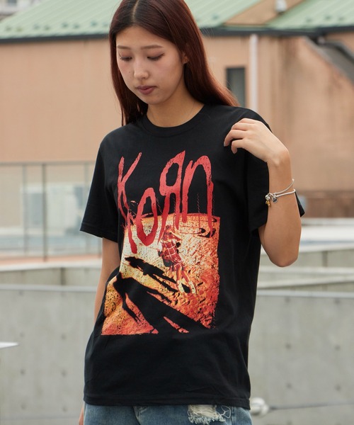 ROOPTOKYO(ループトウキョウ)の「KORN/コーン UNISEX T-SHIRT: SHADOW PLAYGROUND (BLACK) バンドTシャツ プリントTシャツ 半袖 クルーネック ロック ストリート メンズ レディース 秋 秋服 2026年秋冬(Tシャツ/カットソー・メンズ・ブラック・S/M/L/XL)」の21枚目の写真