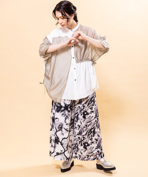 OSMOSIS(オズモーシス)の「プリント切替フレアーパンツ(デニムパンツ・レディース・ブラック/ホワイト・ONE SIZE)」の1枚目の写真