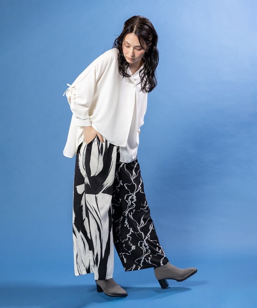 OSMOSIS(オズモーシス)の「プリント切替フレアーパンツ(デニムパンツ・レディース・ブラック/ホワイト・ONE SIZE)」の6枚目の写真