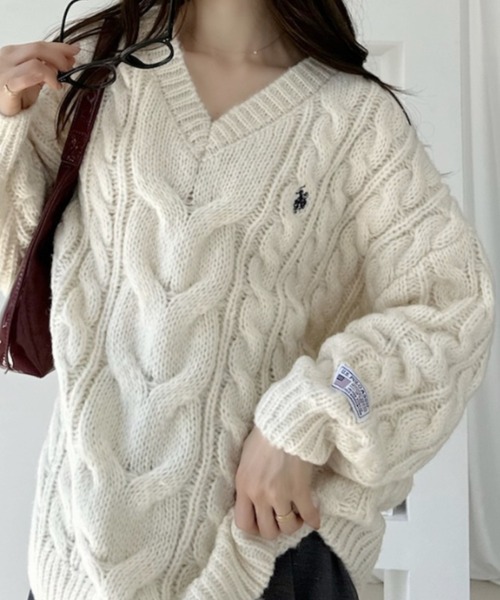 U.S. POLO ASSN.(ユーエスポロアッスン)の「【Ada.別注 U.S. POLO ASSN.】 Vネック ケーブル ルーズ チュニック ニット(ニット/セーター・レディース・オフホワイト/グレー・M/S)」の1枚目の写真