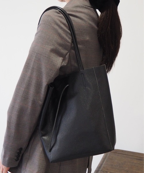 GUSCIO（グッシオ）の「【グッシオ メイドインイタリー】　レザートートバッグ 本革 カジュアル イタリア製 一枚革（トートバッグ・レディース・ブラック/ベージュ/シルバー/グリーン系その他/ライトブルー/ピンク/ゴールド・FREE）」の2枚目の写真