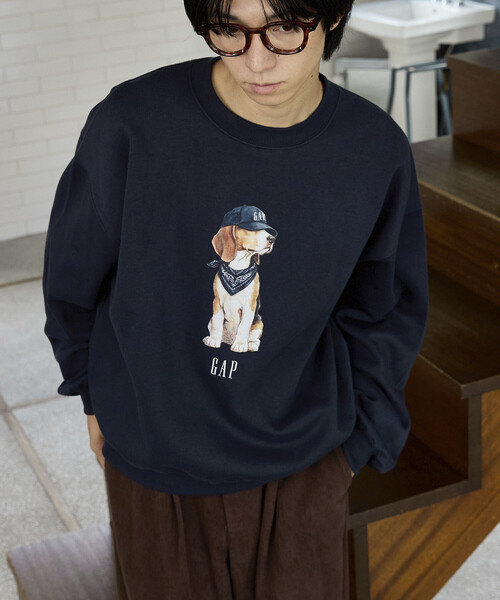 GAP(ギャップ)の「PUBLUX × GAP/ギャップ 別注 ドッグ グラフィック プリント 裏起毛 スウェット 限定展開(スウェット・メンズ・ネイビー/ブラウン/ピンク/ライトグレー・SMALL/MEDIUM/LARGE)」の4枚目の写真