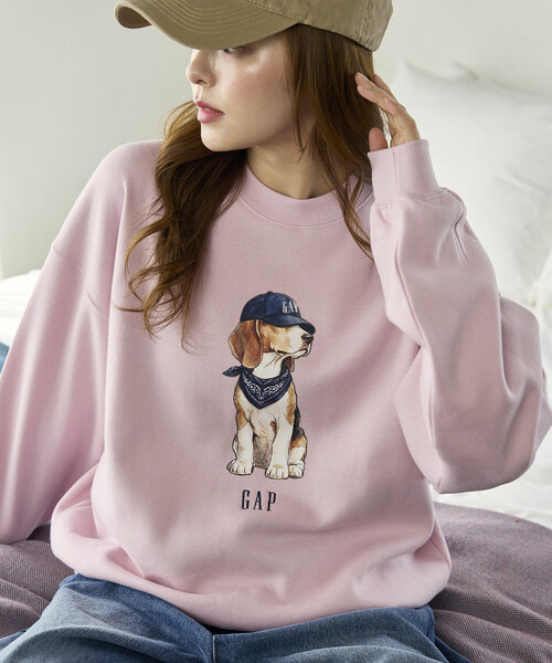 GAP(ギャップ)の「PUBLUX × GAP/ギャップ 別注 ドッグ グラフィック プリント 裏起毛 スウェット 限定展開(スウェット・メンズ・ネイビー/ブラウン/ピンク/ライトグレー・SMALL/MEDIUM/LARGE)」の1枚目の写真