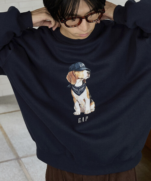 GAP(ギャップ)の「PUBLUX × GAP/ギャップ 別注 ドッグ グラフィック プリント 裏起毛 スウェット 限定展開(スウェット・メンズ・ネイビー/ブラウン/ピンク/ライトグレー・SMALL/MEDIUM/LARGE)」の10枚目の写真