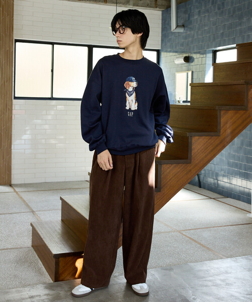 GAP(ギャップ)の「PUBLUX × GAP/ギャップ 別注 ドッグ グラフィック プリント 裏起毛 スウェット 限定展開(スウェット・メンズ・ネイビー/ブラウン/ピンク/ライトグレー・SMALL/MEDIUM/LARGE)」の9枚目の写真