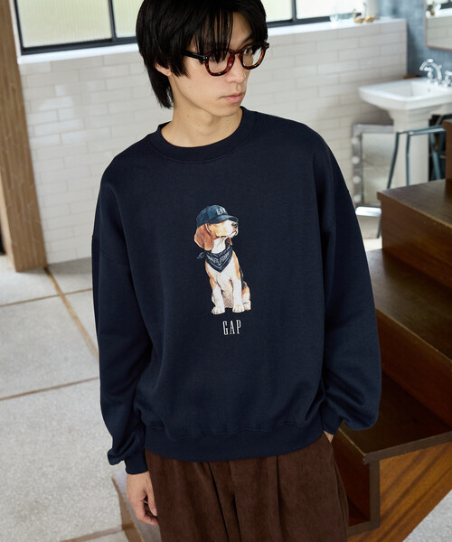 GAP(ギャップ)の「PUBLUX × GAP/ギャップ 別注 ドッグ グラフィック プリント 裏起毛 スウェット 限定展開(スウェット・メンズ・ネイビー/ブラウン/ピンク/ライトグレー・SMALL/MEDIUM/LARGE)」の6枚目の写真