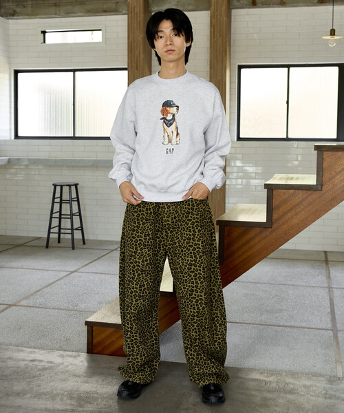 GAP(ギャップ)の「PUBLUX × GAP/ギャップ 別注 ドッグ グラフィック プリント 裏起毛 スウェット 限定展開(スウェット・メンズ・ネイビー/ブラウン/ピンク/ライトグレー・SMALL/MEDIUM/LARGE)」の14枚目の写真